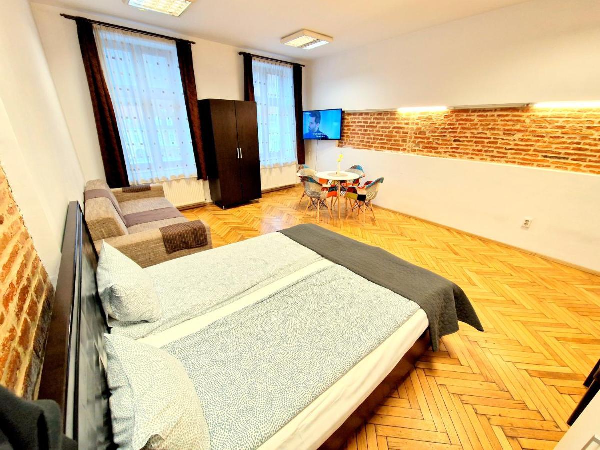 Key Apartments In Main Square Brasov Exterior photo
